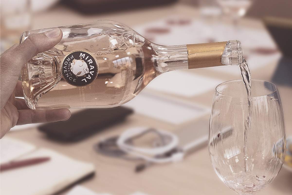 Viñedos de Provenza al atardecer — el terroir del Château Miraval de Brad Pitt